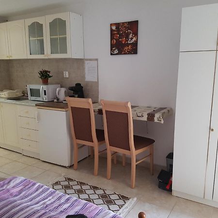 Ferienwohnung Kriszta Apartmanhaz Balatonlelle Exterior foto