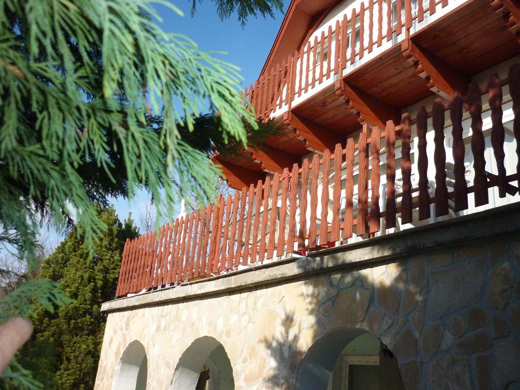 Ferienwohnung Kriszta Apartmanhaz Balatonlelle Exterior foto