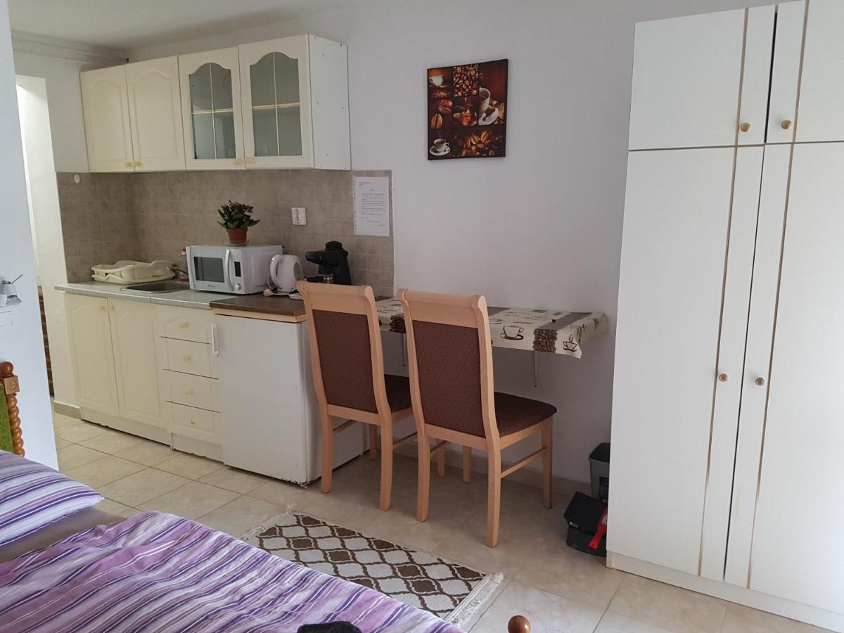 Ferienwohnung Kriszta Apartmanhaz Balatonlelle Exterior foto